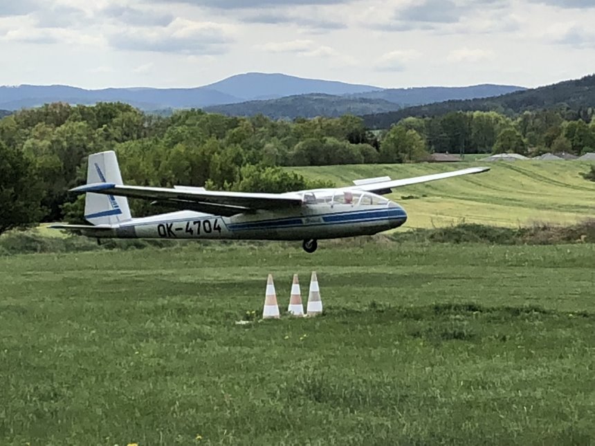 Jeden z prvních Blaníků L-13 po přestavbě má domovské letiště právě ve Strakonicích. O prvním letu OK-4704 jsme ve Flying Revue psali.  