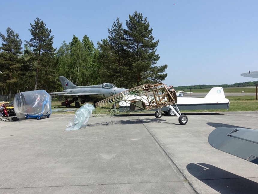 Historické letouny tvoří důležitou součást líňského letiště. Zde MiG-21 PF, v popředí drak letounu Fairchild F 24, který by se časem měl dočkat opět letuschopného stavu. . 