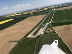 Celkový pohled na letiště Panenský Týnec.