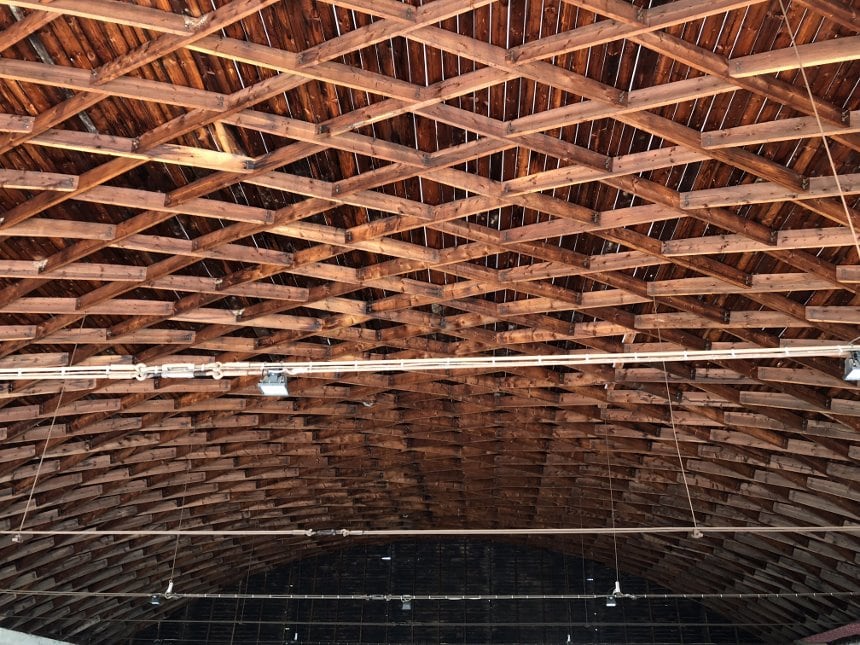 Překrásná dřevěná vazba stropu historického hangáru v Rakovníku.