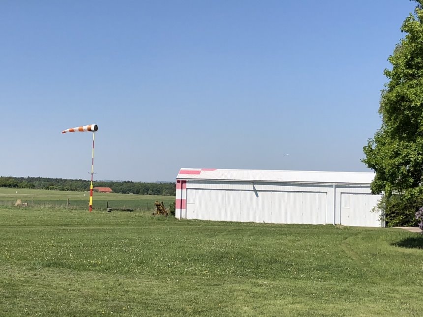 Hangár a větrný pytel letiště Kladno.