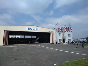 Letiště Kolín, pohled na řídící věž a otevřený hangár. 