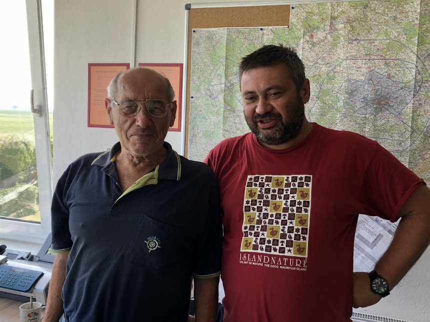 Jan Šimon, předseda aeroklubu Sazená s panem Svobodou, který nám z věže poskytoval informační službu.
