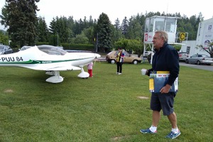 Předseda zbraslavického aeroklubu Jan Hýla s materiály Flying Revue a pamětními listy prochází kolem svého Dynamicu WT-9 Club. 