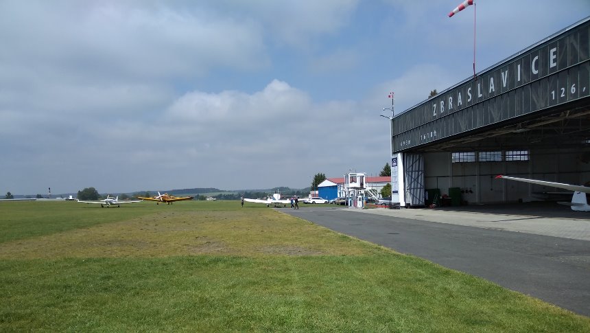 Známý obrázek - hangár zbraslavického aeroklubu. 