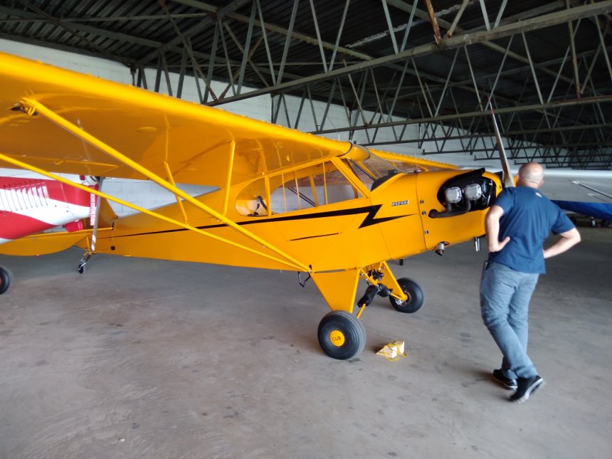 Čerstvě zrekonstruovaný Piper 17 v hangáru kolínského letiště. 