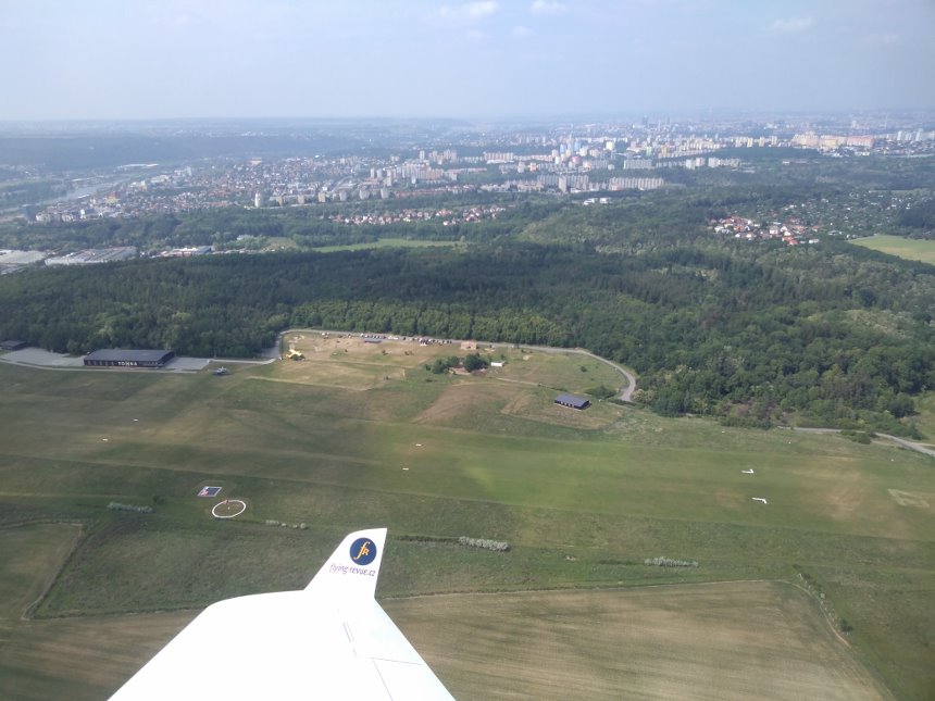 Letiště Točná přiléhá k jižnímu okraji Prahy. 
