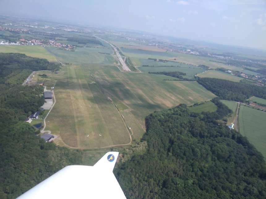 Letiště Točná shora. Dálnice v pozadí je součástí jižní části Pražského okruhu. 