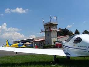 OK-LEX před řídící věží na letišti Jindřichův Hradec. 