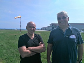 Jiří Pruša s ing. Slukou na ploše letiště Mnichovo Hradiště. 