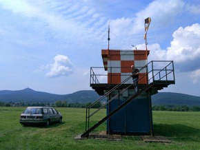 Řídící věž LKLB v pozadí s Ještědem. 