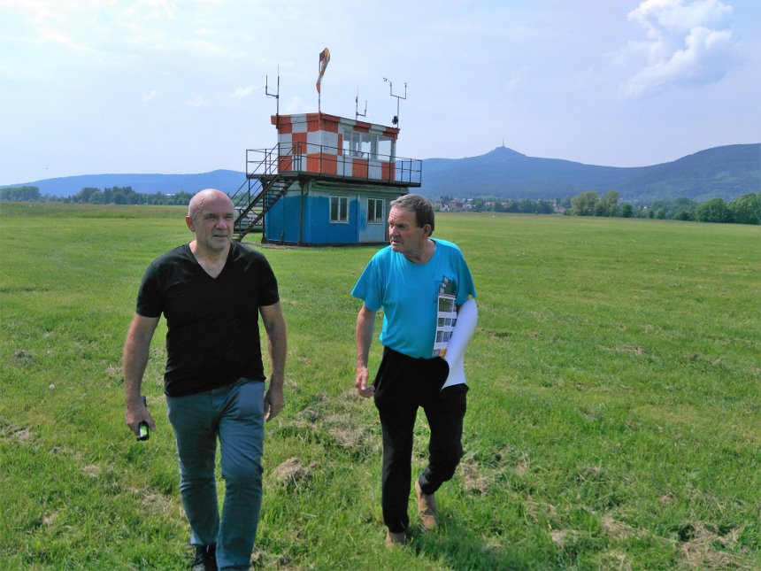 Jiří Pruša a Wolfgang Sluka na ploše letiště Liberec. 