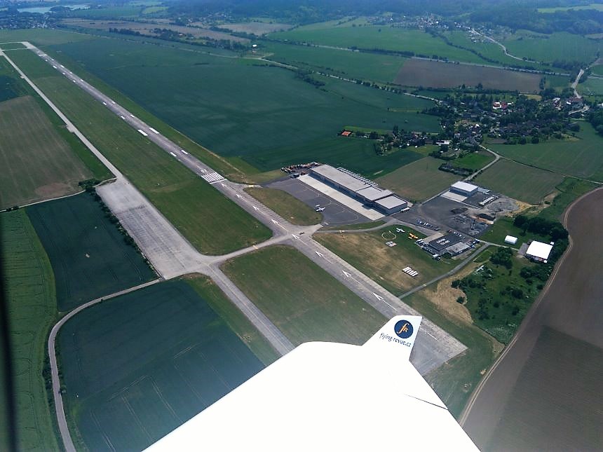 Letiště Mnichovo Hradiště ze vzduchu. 