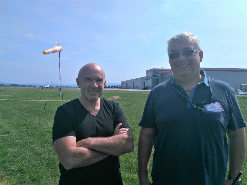 Manažer letiště Mnichovo Hradiště Ing. Břetislav Sluka s Jiřím Prušou na ploše LKMH.