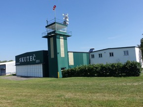 Řídící věž s hangárem na LKSK.