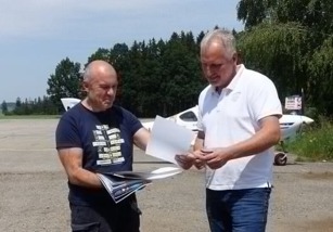 Předání pamětních listů majiteli částkovického letiště panu Šimkovi. 