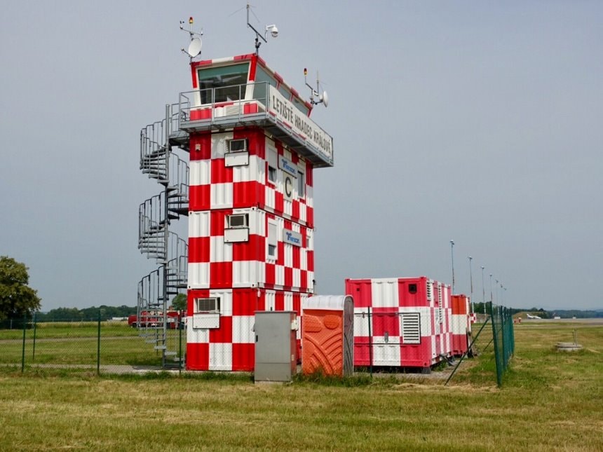 Řídící věž letiště Hradec Králové.