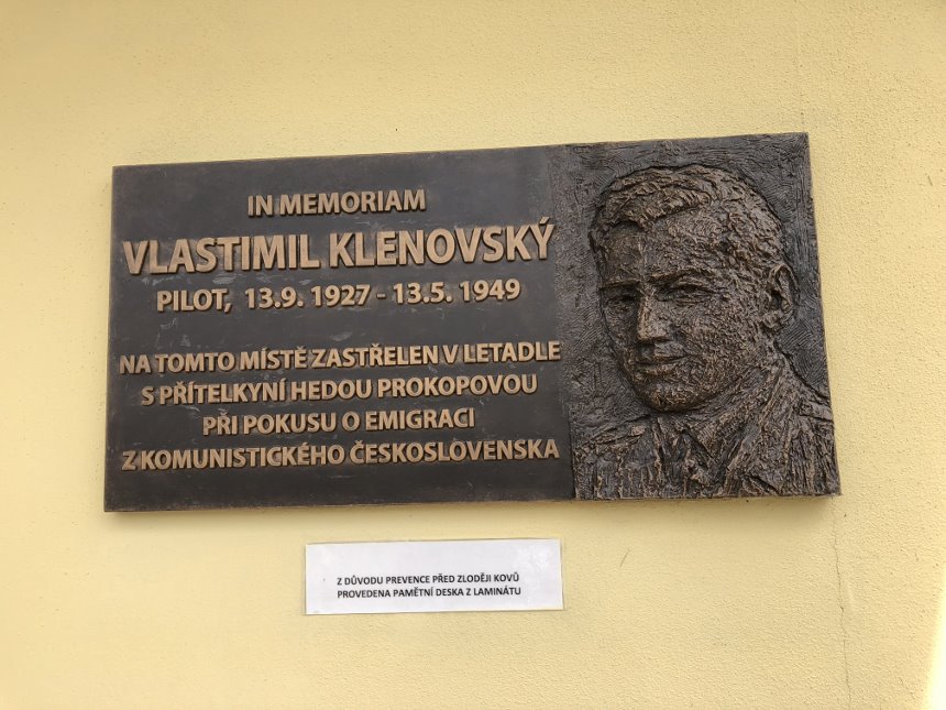 Pamětní deska Vlastimilu Klenovskému, který byl v roce 1949 zastřelen na letišti v Chocni při pokusu o útěk z komunistického Československa. 