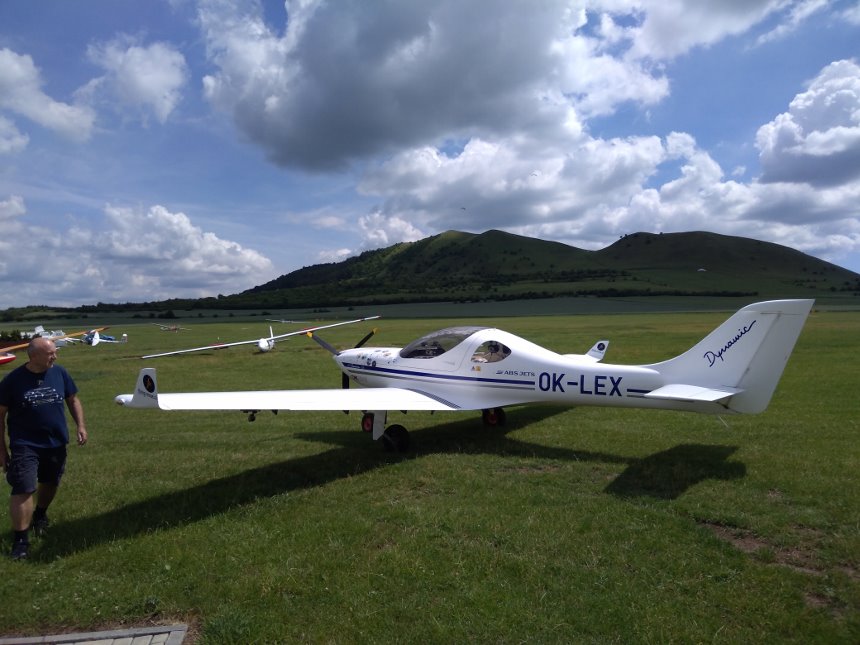 OK-LEX na stojánce letiště Raná v pozadí s legendárním vrchem Raná, rájem paraglidistů. 