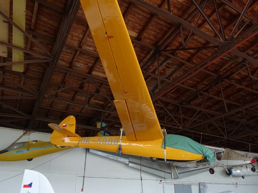 Pohled do hangáru na u stropu visící Šohaj LK-425.