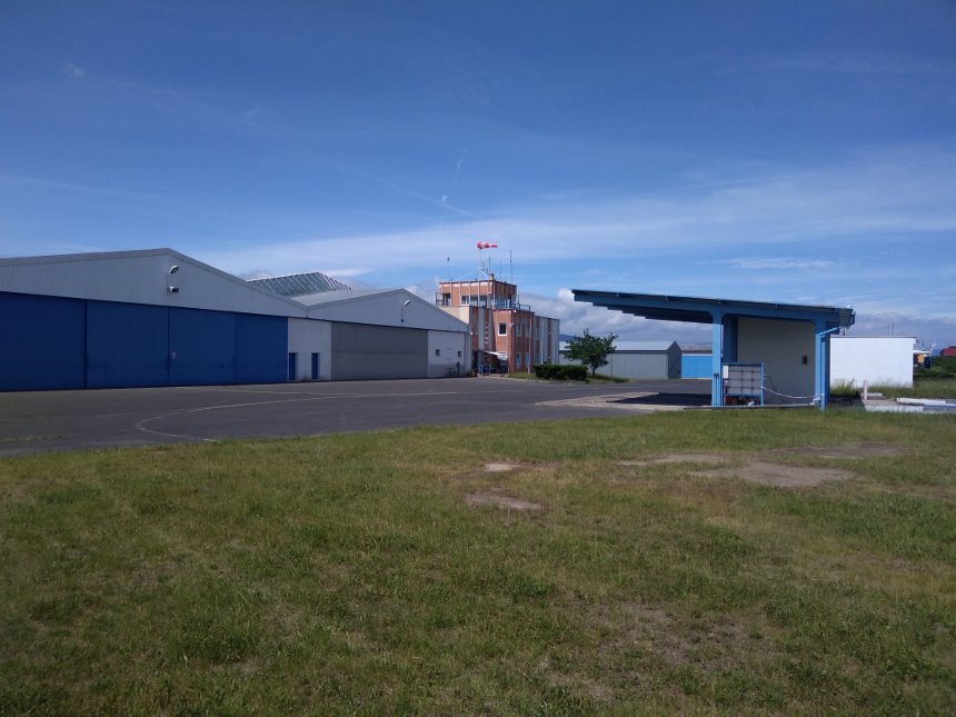 Pohled na hangáry a budovy mosteckého letiště.