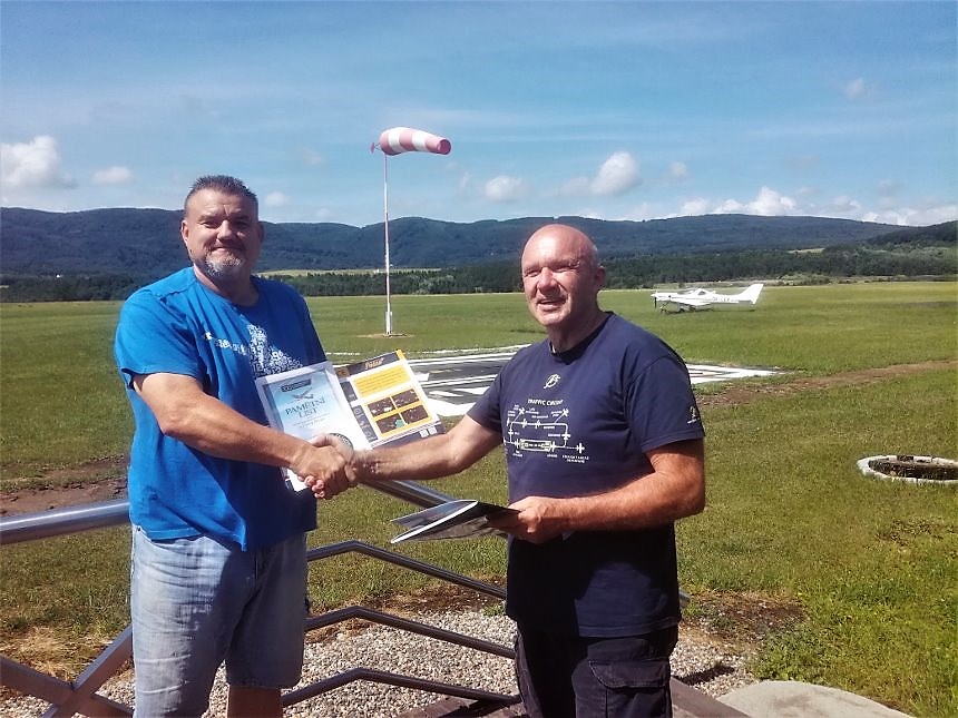 Obvyklé expediční dárky a pamětní listy jsme na letišti V Ústí nad Labem předali Františku Bártovi z místního aeroklubu.