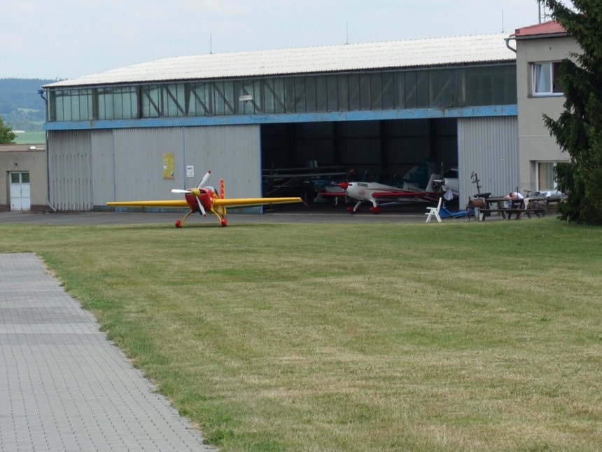 Hangár akrobatického střediska. 