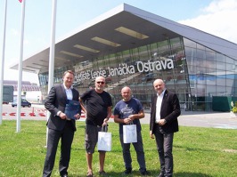 Předání pamětních listů GŘ Ostrava Airport Jaromíru Radkovskému (vpravo) a OŘ Stanislavu Bujnovskému (vlevo). Posádka OK-LEX uprostřed.